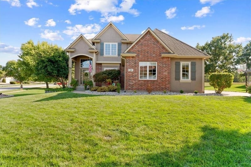 901 Drake Dr, Lee's Summit, MO 64082