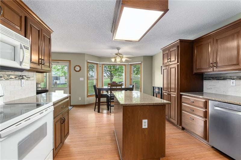 17956 157th St, Basehor, KS 66007