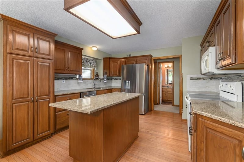 17956 157th St, Basehor, KS 66007
