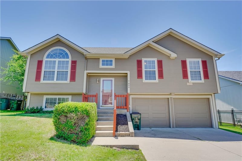 809 Village St, Leavenworth, KS 66048