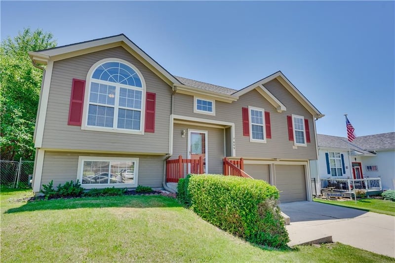 809 Village St, Leavenworth, KS 66048