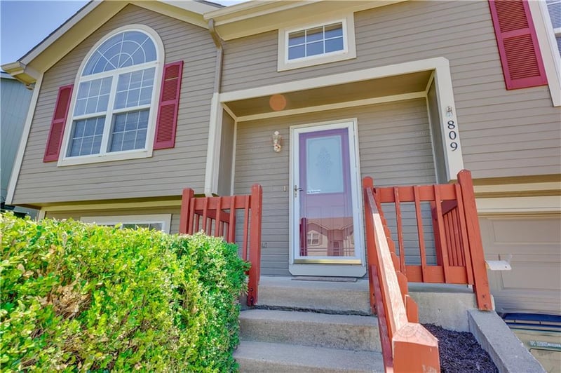 809 Village St, Leavenworth, KS 66048