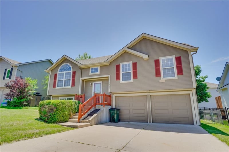 809 Village St, Leavenworth, KS 66048