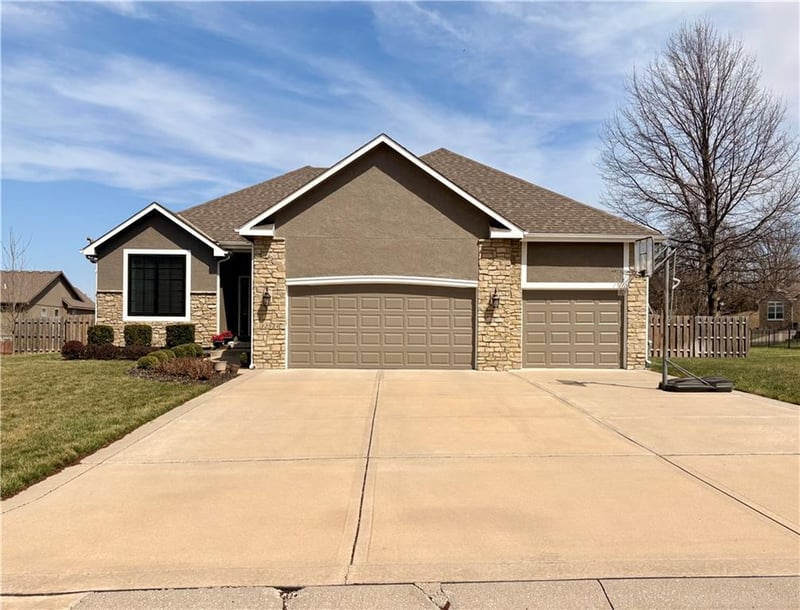 12524 Prestwick Dr, Kansas City, KS 66109