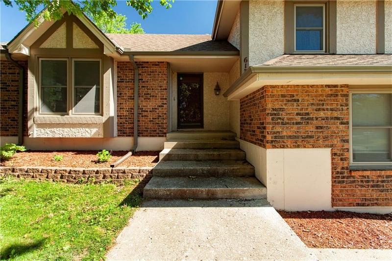 613 Locust Dr, Blue Springs, MO 64014
