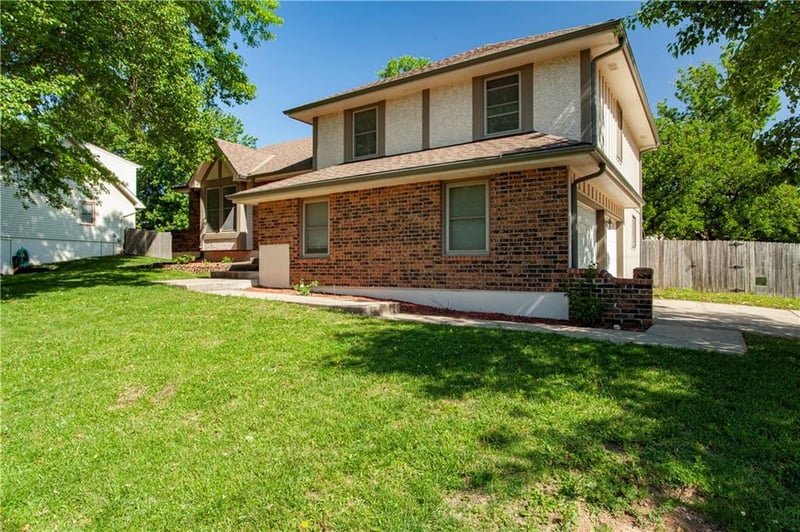 613 Locust Dr, Blue Springs, MO 64014
