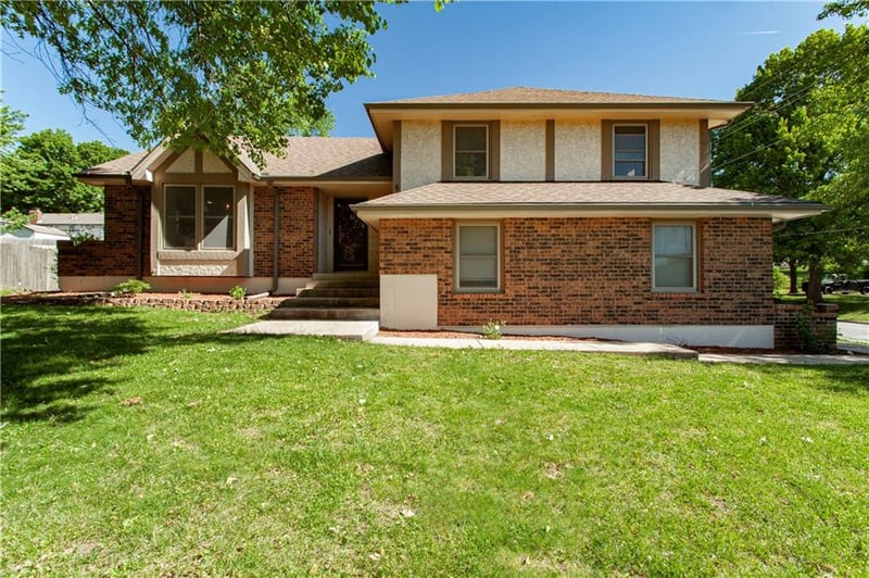 613 Locust Dr, Blue Springs, MO 64014