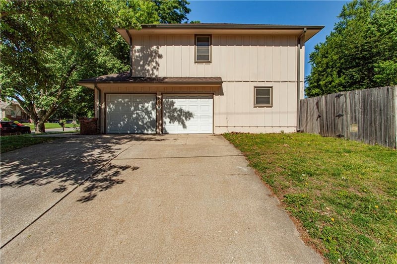 613 Locust Dr, Blue Springs, MO 64014