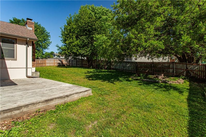 613 Locust Dr, Blue Springs, MO 64014