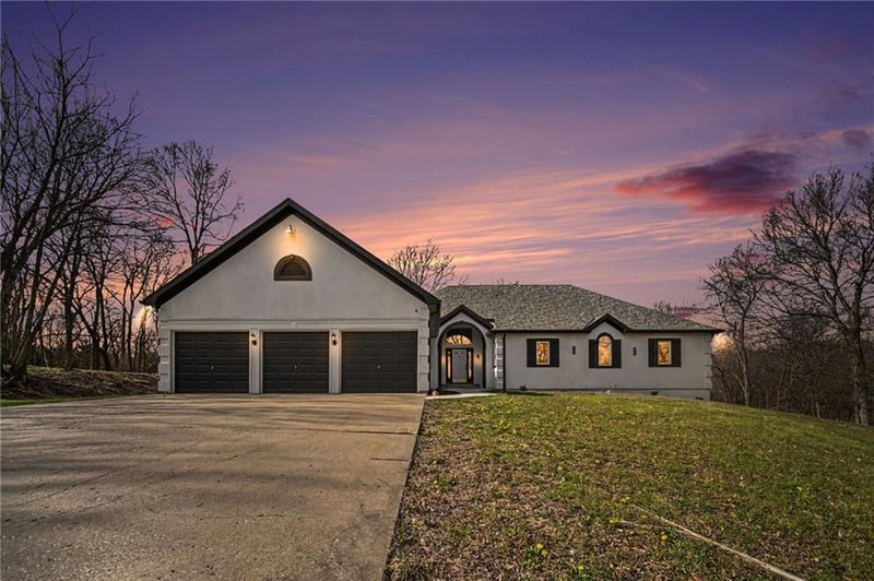 1619 E Sunrise Dr, Smithville, MO 64089