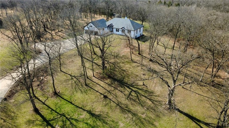 1619 E Sunrise Dr, Smithville, MO 64089