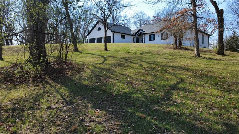 1619 E Sunrise Dr, Smithville, MO 64089
