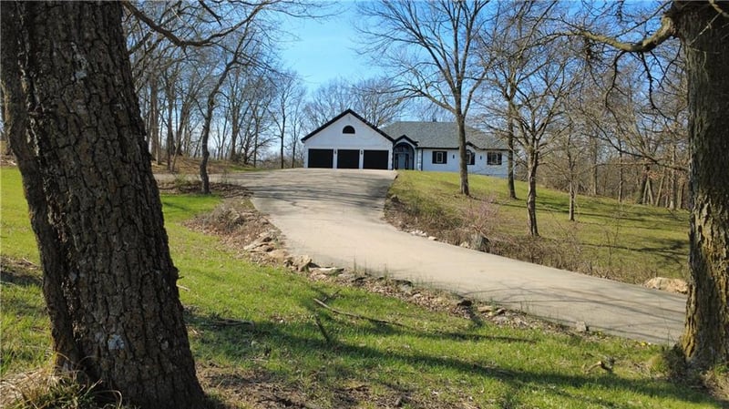 1619 E Sunrise Dr, Smithville, MO 64089