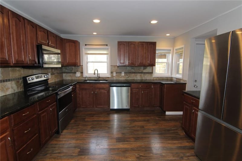 310 98th St, Kansas City, MO 64114