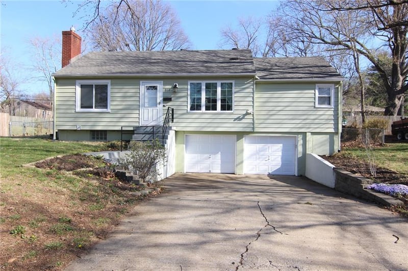 310 98th St, Kansas City, MO 64114