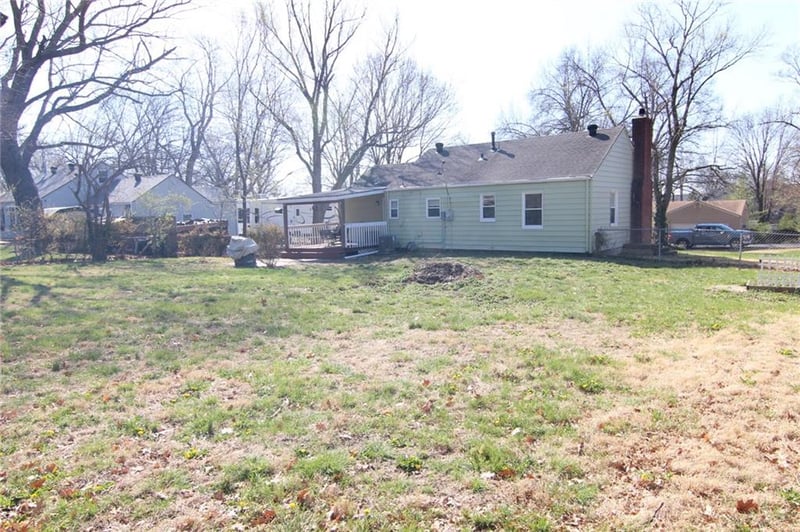 310 98th St, Kansas City, MO 64114