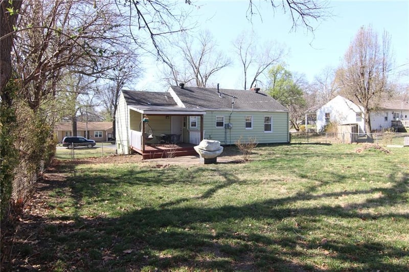 310 98th St, Kansas City, MO 64114