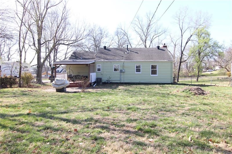 310 98th St, Kansas City, MO 64114