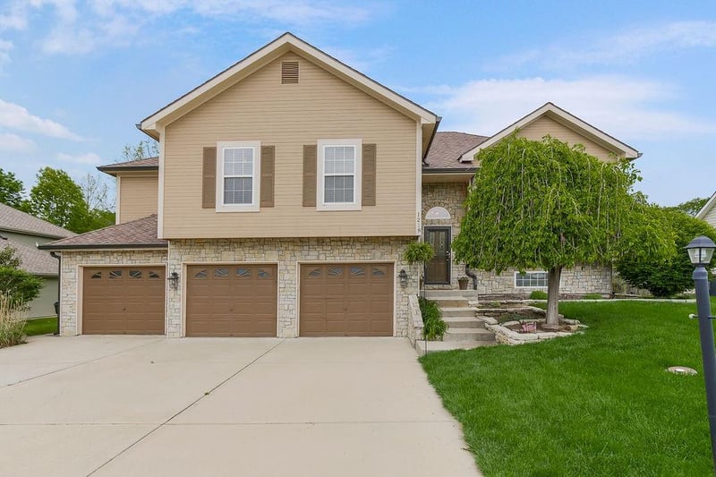 1218 Wildwood St, Leavenworth, KS 66048