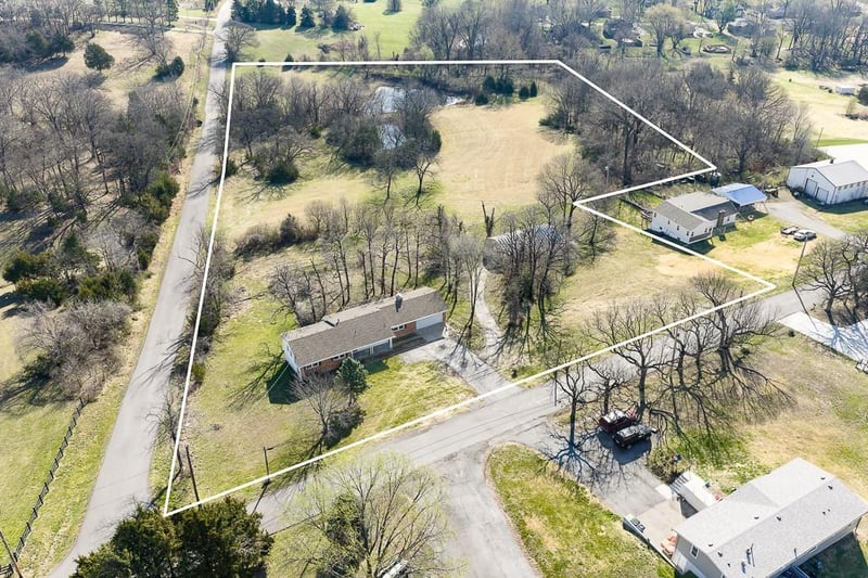 1021 Kouns Ln, Kansas City, KS 66111