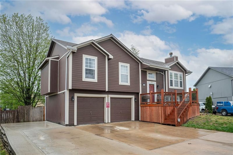 955 Stone Creek Cir, Gardner, KS 66030