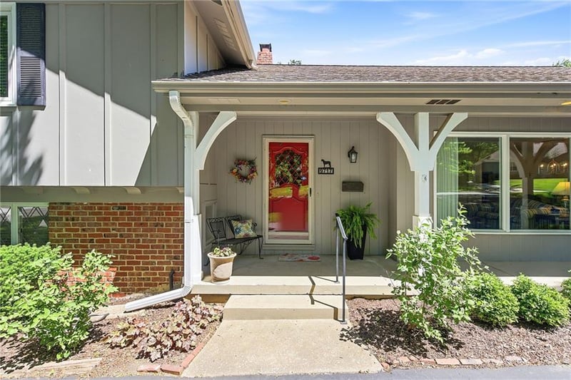 9717 Cherokee Ln, Leawood, KS 66206