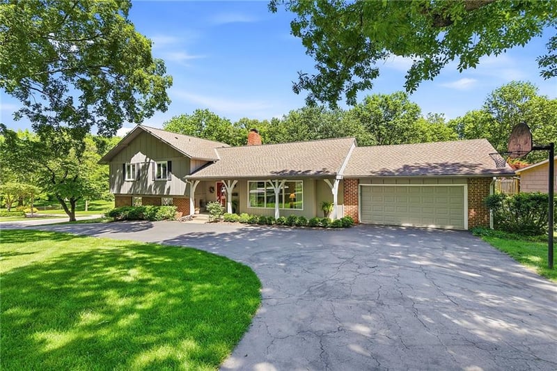 9717 Cherokee Ln, Leawood, KS 66206
