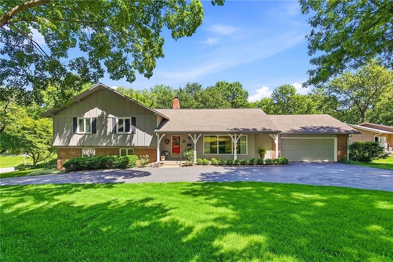 9717 Cherokee Ln, Leawood, KS 66206