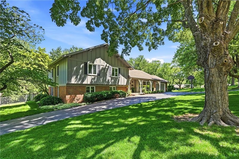 9717 Cherokee Ln, Leawood, KS 66206