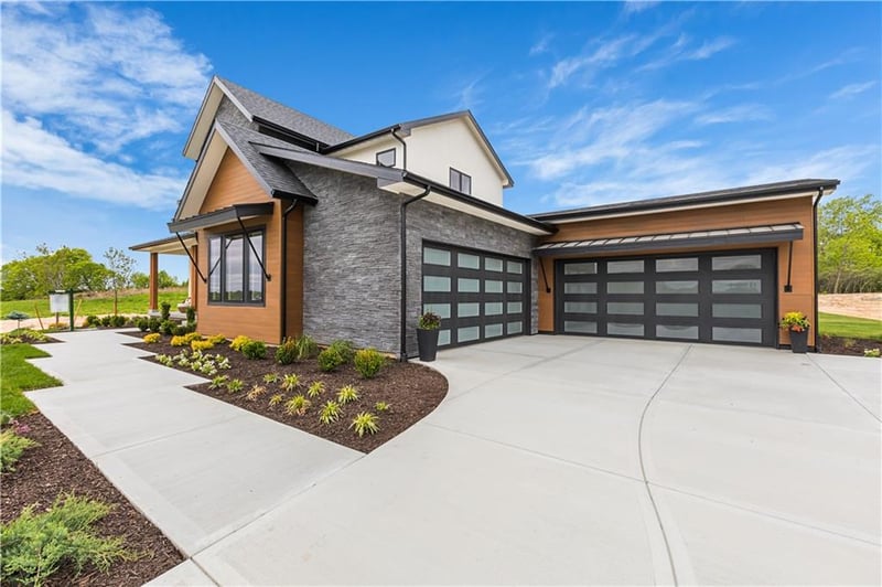 7470 Fawn Ave, Parkville, MO 64152