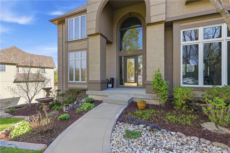 9227 Redbud Ln, Lenexa, KS 66220