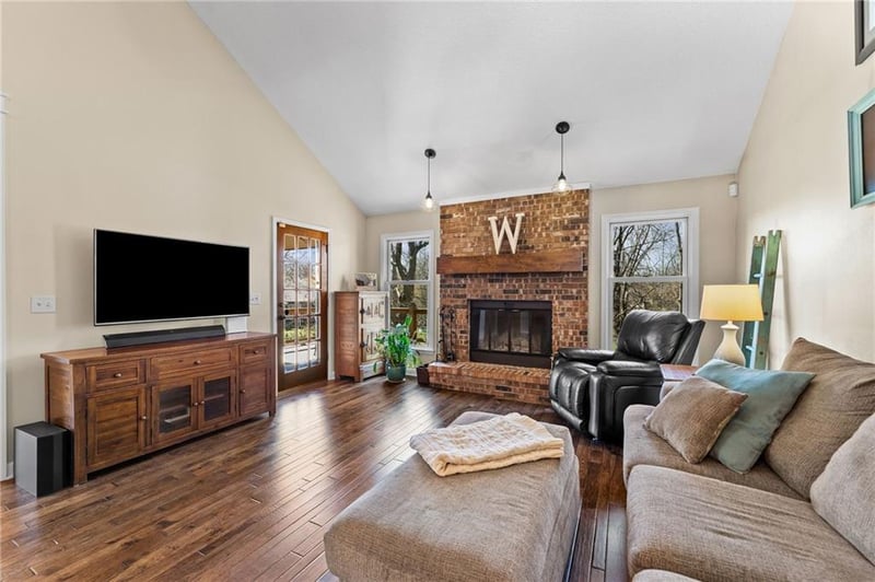 348 Brownfield Dr, Lee's Summit, MO 64063