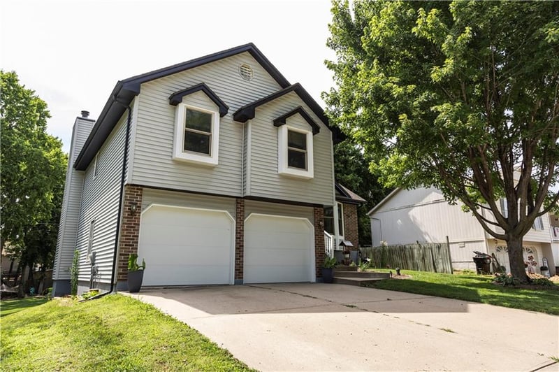 3220 Bryn Mawr Dr, Independence, MO 64057