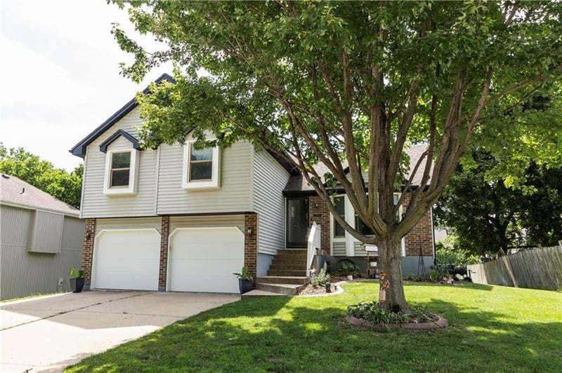 3220 Bryn Mawr Dr, Independence, MO 64057