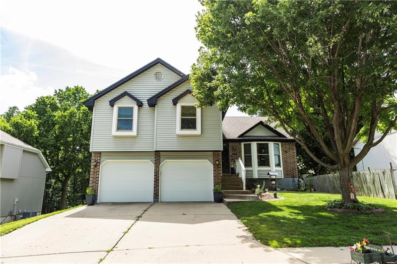 3220 Bryn Mawr Dr, Independence, MO 64057