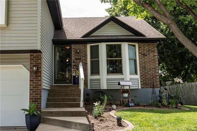 3220 Bryn Mawr Dr, Independence, MO 64057