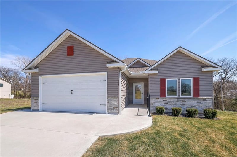 517 Village Ln, Harrisonville, MO 64701