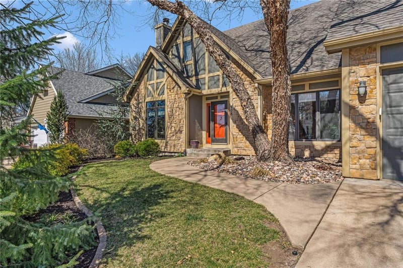 908 Easy St, Lawrence, KS 66049