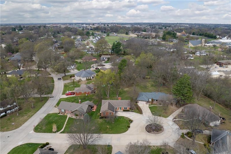 1106 Mockingbird Ct, St Joseph, MO 64506