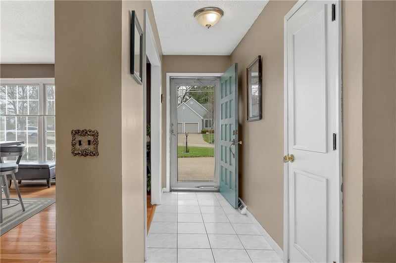 1106 Mockingbird Ct, St Joseph, MO 64506