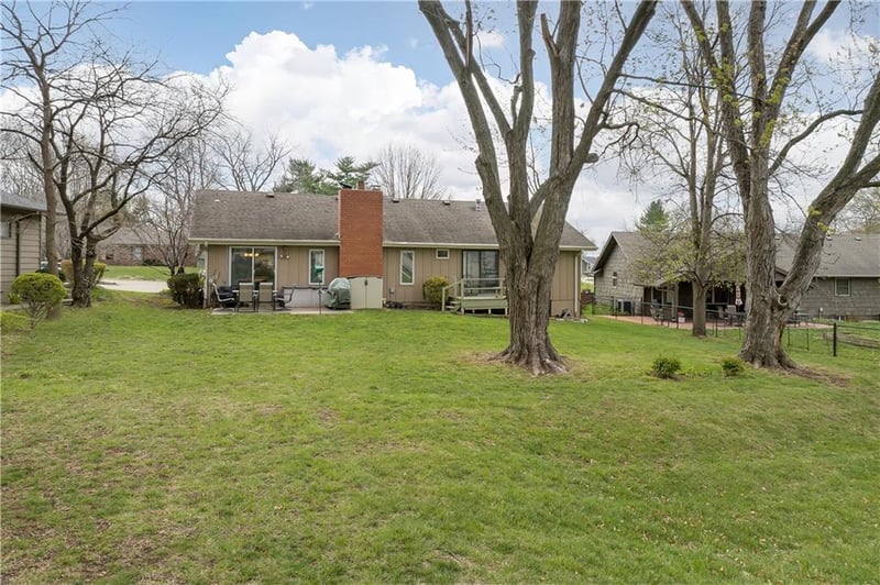 1106 Mockingbird Ct, St Joseph, MO 64506