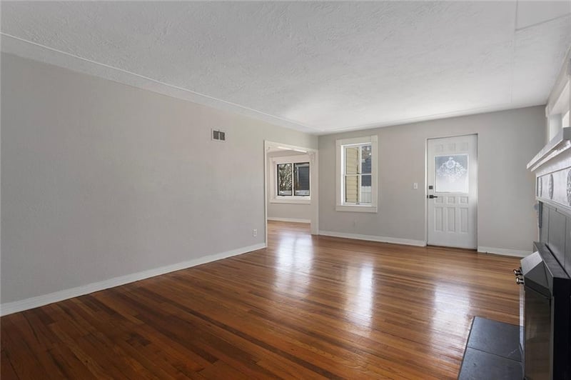 5707 Robinhood Ln, Kansas City, MO 64151