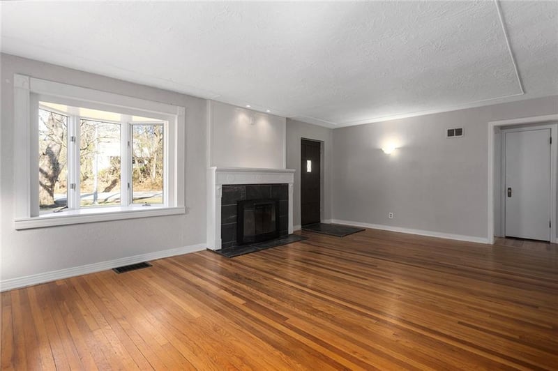 5707 Robinhood Ln, Kansas City, MO 64151