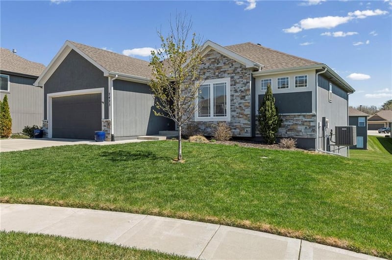 7425 Douglas Ct, Parkville, MO 64152