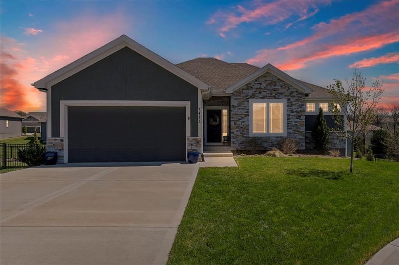 7425 Douglas Ct, Parkville, MO 64152