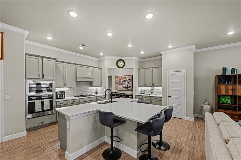 8282 Gleason Rd, Lenexa, KS 66227