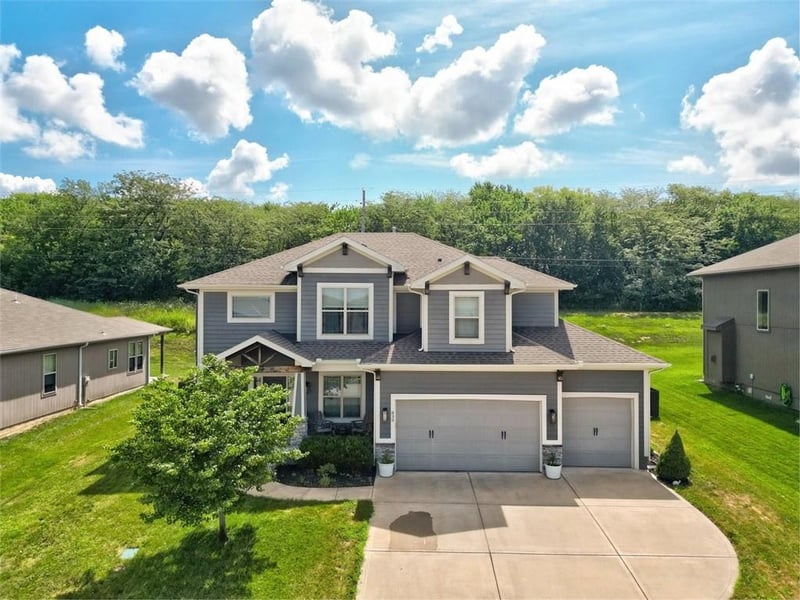 839 Creekmoor Pond Ln, Raymore, MO 64083