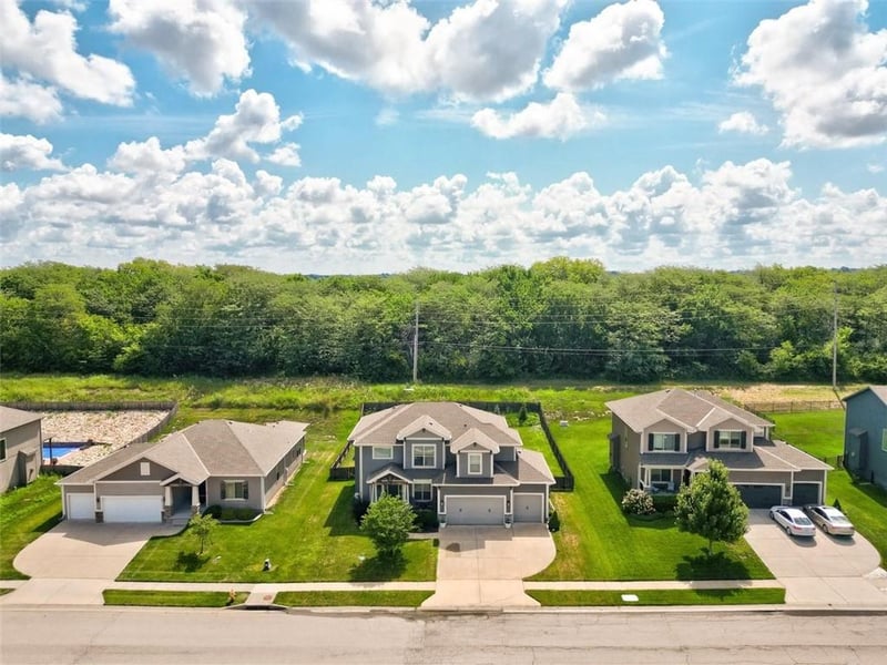 839 Creekmoor Pond Ln, Raymore, MO 64083