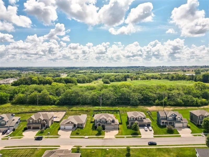 839 Creekmoor Pond Ln, Raymore, MO 64083