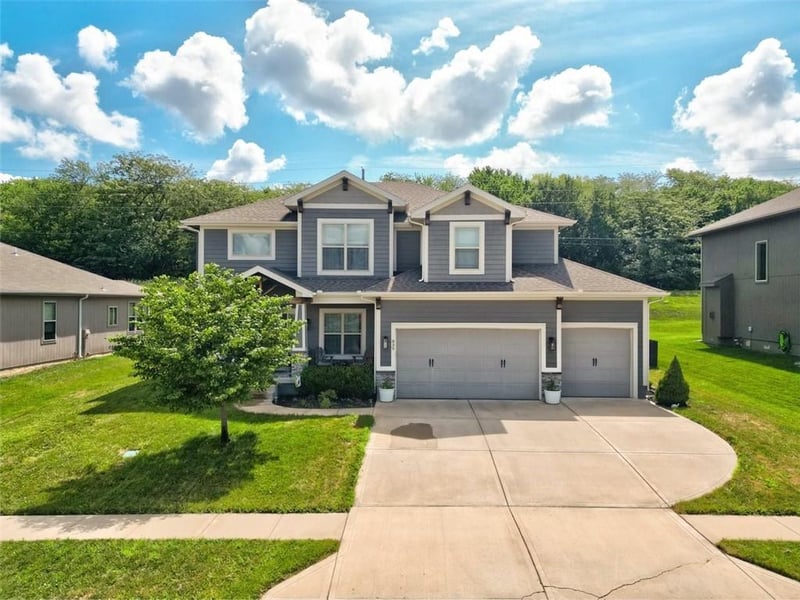 839 Creekmoor Pond Ln, Raymore, MO 64083